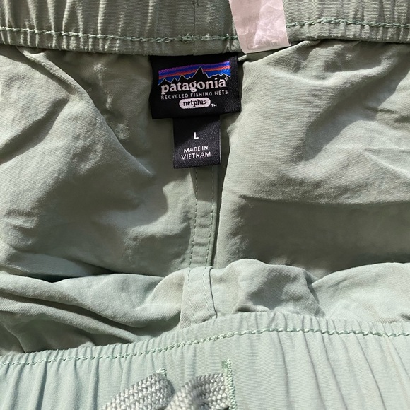 W Patagonia baggies size L net plus. Perfect condition not long enough for me. - Picture 3 of 4